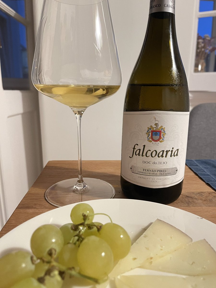 Falcoaria, Vinhas Velhas de Fernão Pires (68 anos)
Solos arenosos, muito mineral e complexo, excelente RQP

(12% álcool)
#vinhosdotwitter
