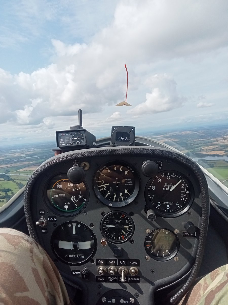 Last week, our very own Flight Sergeant Lyons attended National Air and Space Camp at @RAF Syerston.  As part of her tour, she glided, attended various career fairs, cyber security briefings, an air show and to top it all had a flight in a Chinook! #itswhatwedo #ventureadventure