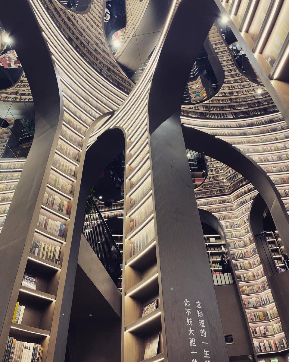 SHENLANBAI's tweet photo. @MasayukiTsuda2 I was there,This bookstore, inspired by Harry Potter, boasts excellent design. However, due to closures during the pandemic, the number of customers has decreased, and it's struggling to stay afloat. Hopefully, it can continue operating. https://t.co/Ri26bZNyCd