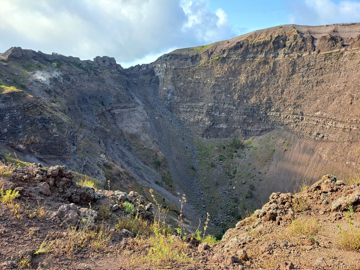 J9burt's tweet photo. #mountvesuvius #italy #holidays #volcano https://t.co/sLOjjgPwYO
