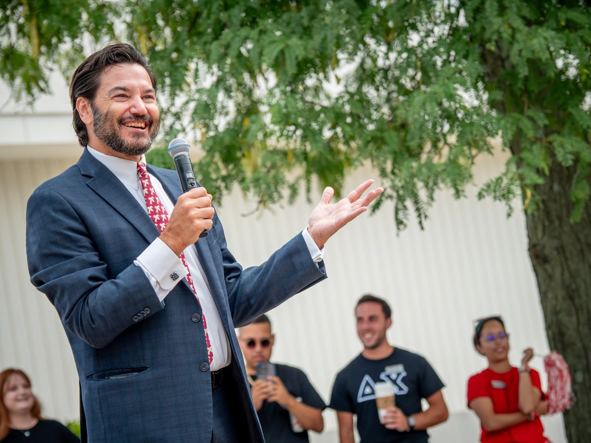 montclairstateu's tweet photo. Campus was jam packed with students, faculty, & staff convening for our annual #RedHawkDay, kicking off the fall semester. 🔴⚪
Energized about the plans we have for the future & the outstanding people working here to make it all happen. @JonathanKoppell https://t.co/w9LUTwXKPS