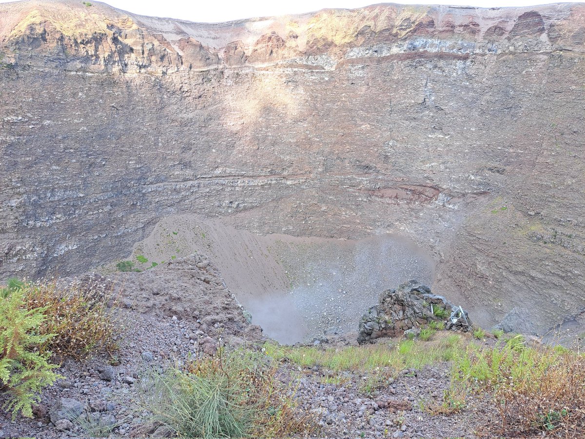 J9burt's tweet photo. #mountvesuvius #italy #holidays #volcano https://t.co/sLOjjgPwYO