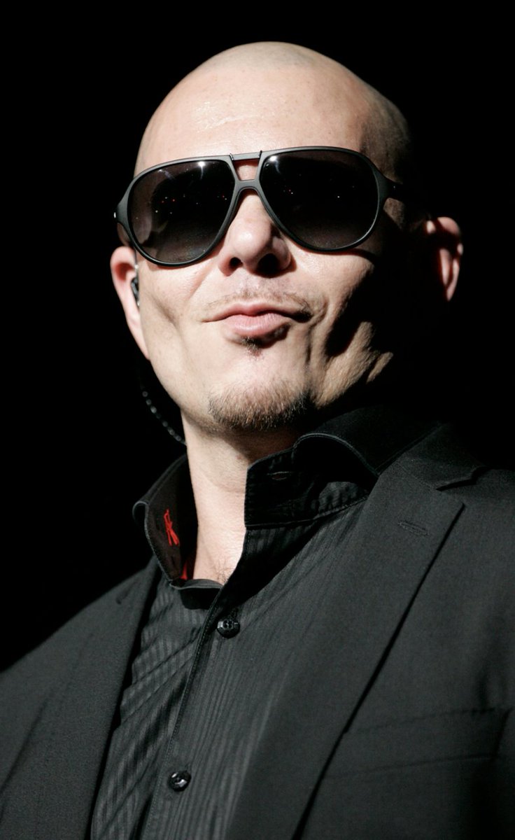 Pitbull: «Mi familia viene del comunismo, huyeron del comunismo. Todo les fue arrebatado, asesinaron a todo el mundo. Esta es la razón por la que yo, siendo un cubanoamericano de primera generación, observo la libertad [en Estados Unidos] y la aprecio. Valoro las oportunidades. Y