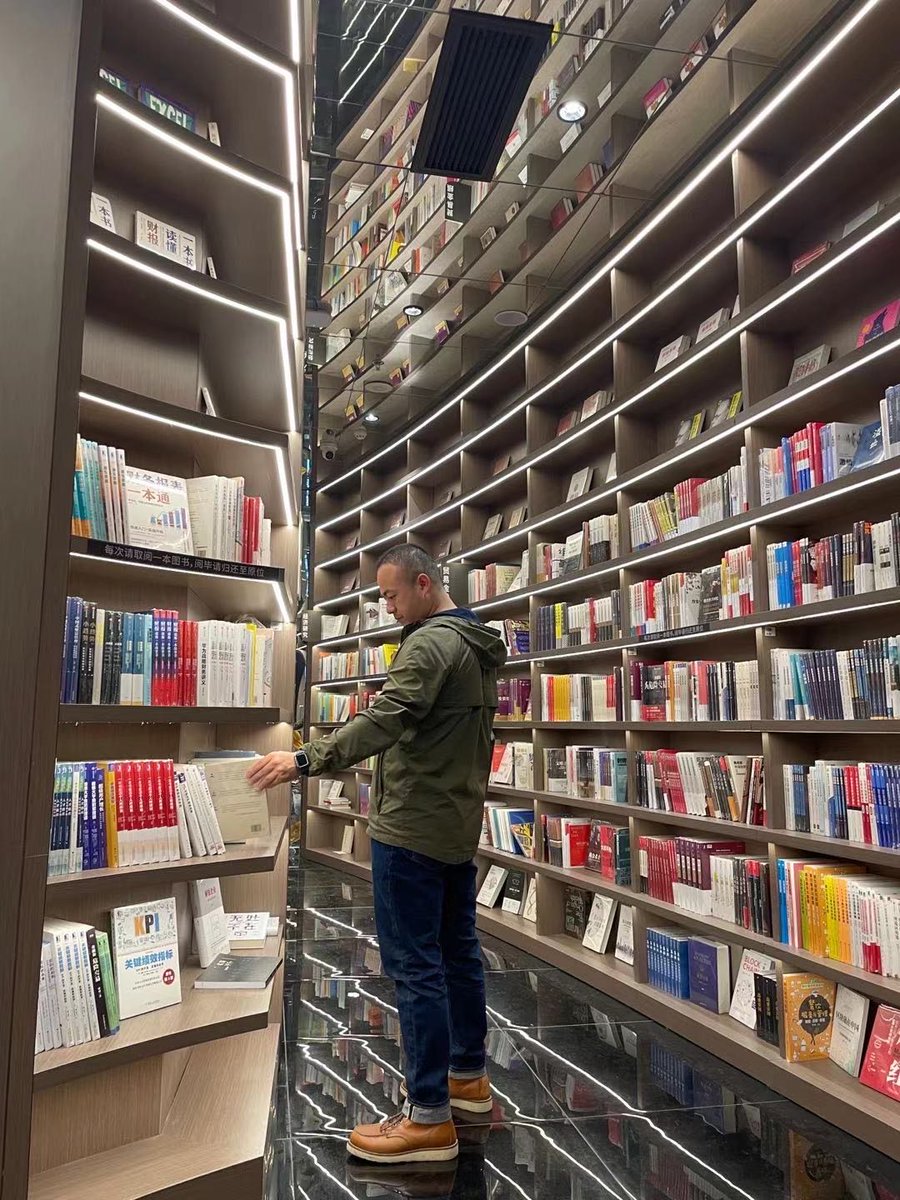 SHENLANBAI's tweet photo. @MasayukiTsuda2 I was there,This bookstore, inspired by Harry Potter, boasts excellent design. However, due to closures during the pandemic, the number of customers has decreased, and it's struggling to stay afloat. Hopefully, it can continue operating. https://t.co/Ri26bZNyCd