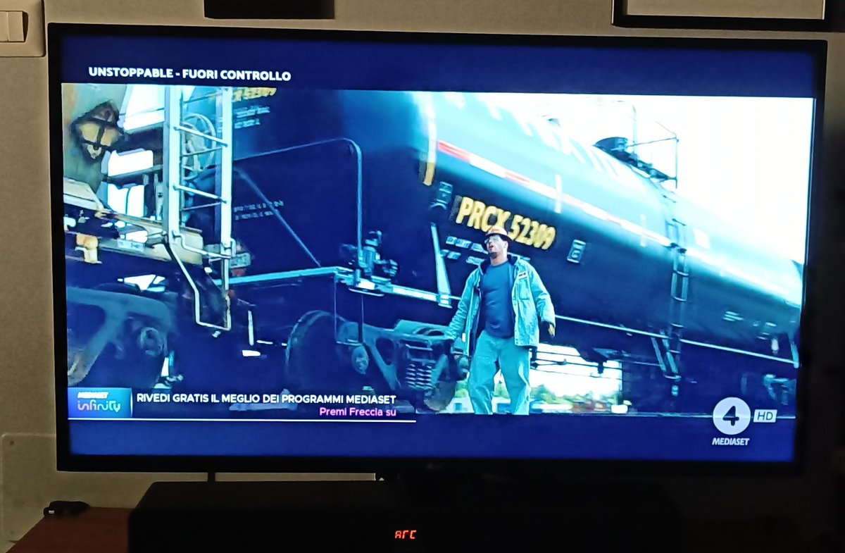 cla_andreozzi's tweet photo. Ma solo a me fa specie che nessuno a #Mediaset si sia posto il problema di cambiare palinsesto? È la sera per mandare film su treno impazzito? #Unstoppable #Brandizzo https://t.co/Z3DLXnKlfH