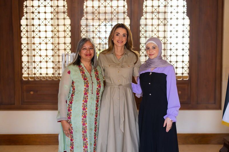 Wishing her majesty @QueenRania a very happy birthday and a year filled with happiness and prosperity. 💙