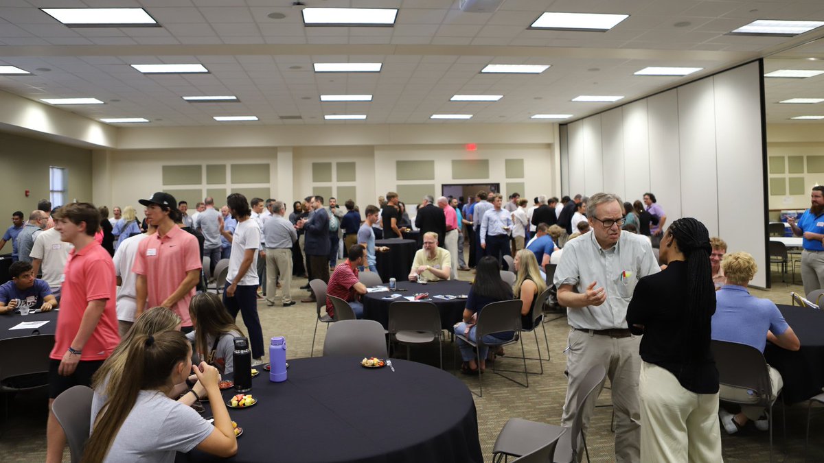NewmanU's tweet image. The biggest business mixer yet! 💼 Last night, grad and undergrad students of the #NewmanU School of Business &amp;amp; Technology met with alumni, regional employers and friends of the university for food, conversation and even door prizes!

#BusinessMixer #WichitaKansas