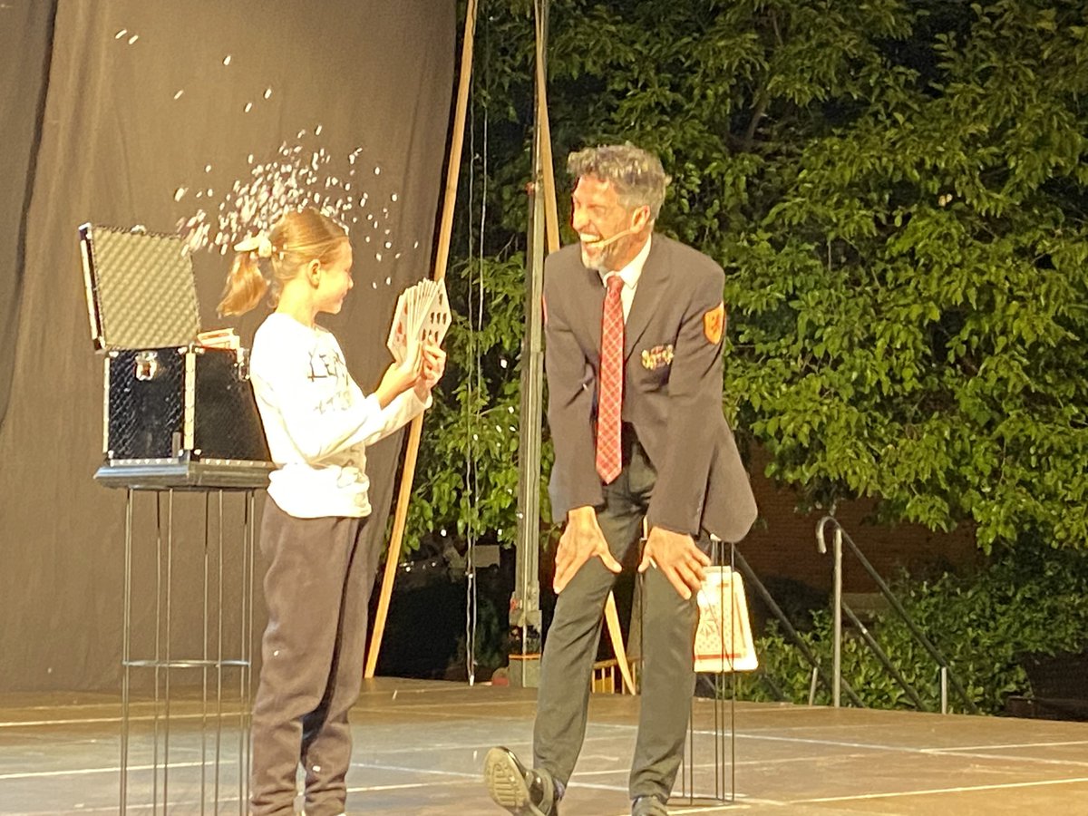 TurismoStaMarta's tweet photo. 🤩 Cómo estamos disfrutando con el 🪄 Mago Murphy 👏🏻👏🏻Volvemos con otro lleno absoluto en Volatiritormes 2023, en #SantaMarta
#magia #artesescenicas #festival #artesdecalle https://t.co/qZre2nukxf