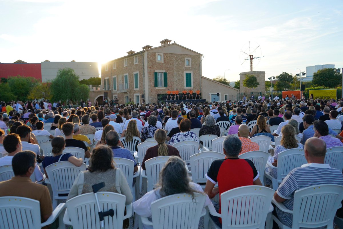 LourdesRocaC's tweet photo. Enhorabona per aquests 36 anys de #ProjecteHome. 👏🏻

Un honor haver pogut assistir al vostre aniversari i conèixer de primera mà testimonis que no deixen a ningú indiferent.

Tot això fruit de l'excepcional tasca que fan els professionals. https://t.co/7iwZYTXnkp