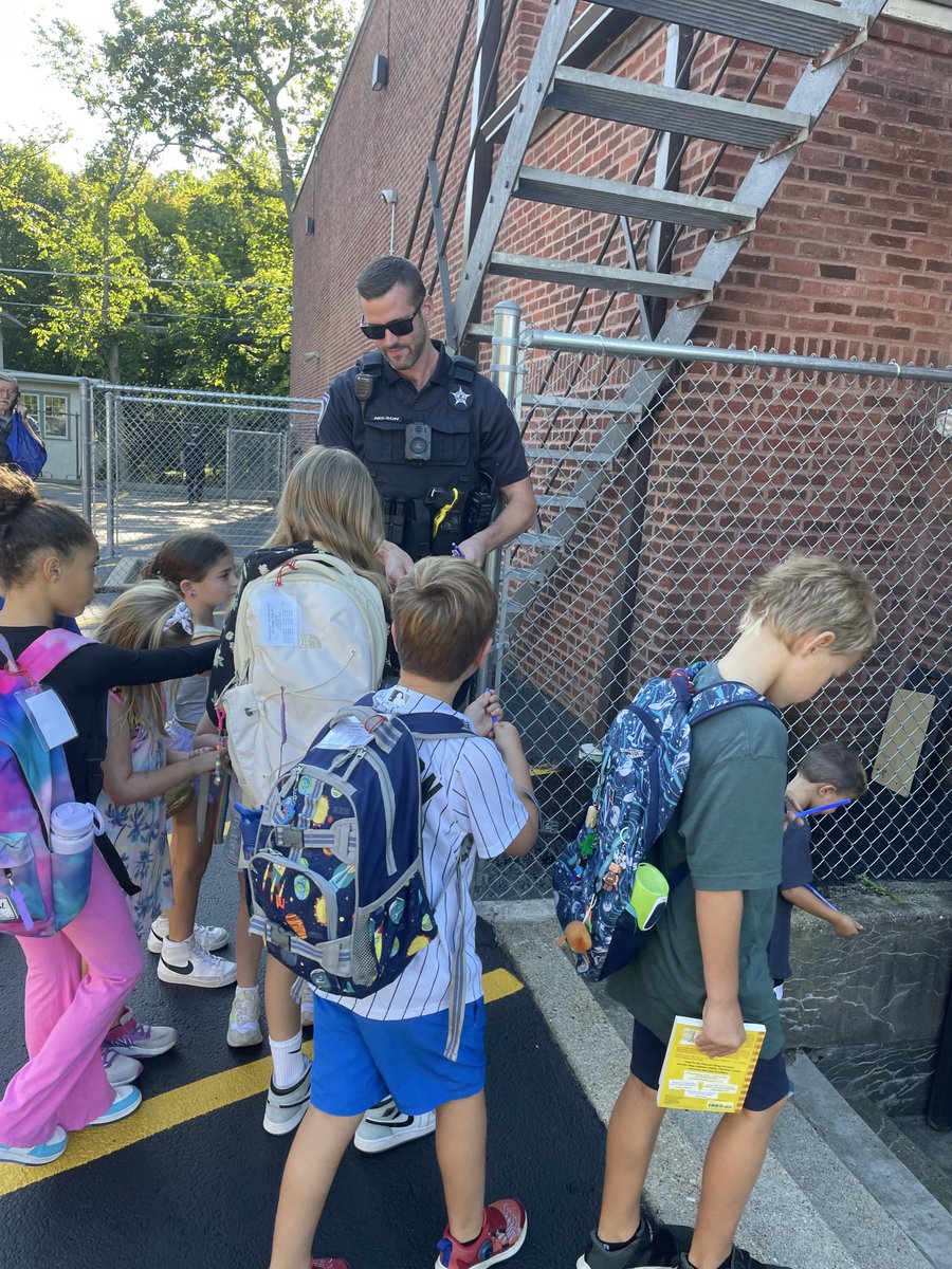 Appreciation to the Highland Park Police Department for showing up to greet our students this morning and pass out pencils ✏️ . #ittigers #112leads