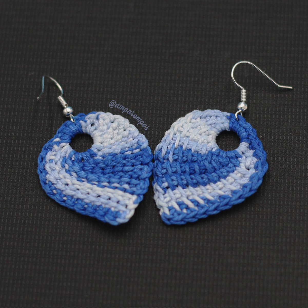 amparompos's tweet photo. ¡Agrega un toque de encanto a tu look con nuestros nuevos pendientes de crochet en tono azul!💙 
Estos delicados accesorios hechos a mano son perfectos para destacar tu estilo único. 😍  
¡Visita nuestra tienda! 🧶 
#Crochet #Pendientes #Artesanía #accesorios #earring #handmade https://t.co/2nAZm3gnuW