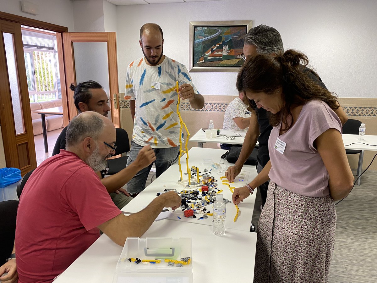 RogerOlivella's tweet photo. Empezamos el curso formando profesorado en @LaSalleVall Valladolid: creatividad, tecnología, innovación con sentido y fomentando las 4C’s. 

@elecfreaks Wonder, @microbit_edu, @tinkercad

#NCALaSalleRobotica 

Con inestimable equipo:
@xavi_canaleta @SeleneCaroVia Alba Henry https://t.co/YkhGtAZHgr