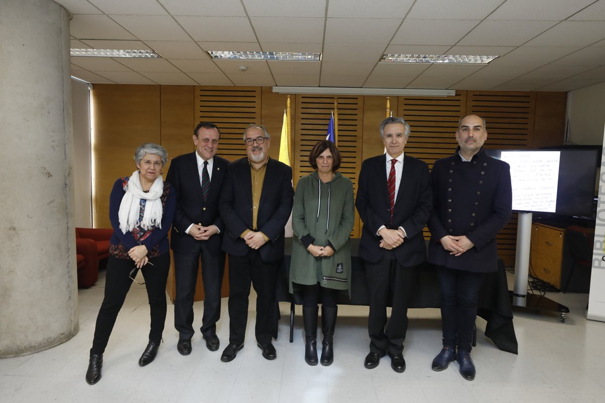 Alrededor de 100 documentos donó el escritor Ramón Díaz Eterovic a la #UC👏. La colección incluye material literario, recortes de prensa y documentos personales exclusivos, lo que estará disponible para toda la #ComunidadUC en la web del CELICH 📝📺: rb.gy/8a8zl