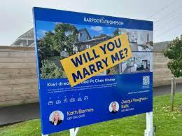 ZeelandNews's tweet photo. In Auckland, New Zealand, a man proposed to girlfriend over the airport's PA system.
https://t.co/5RiTEcQrbU https://t.co/yPUy5YgnEa