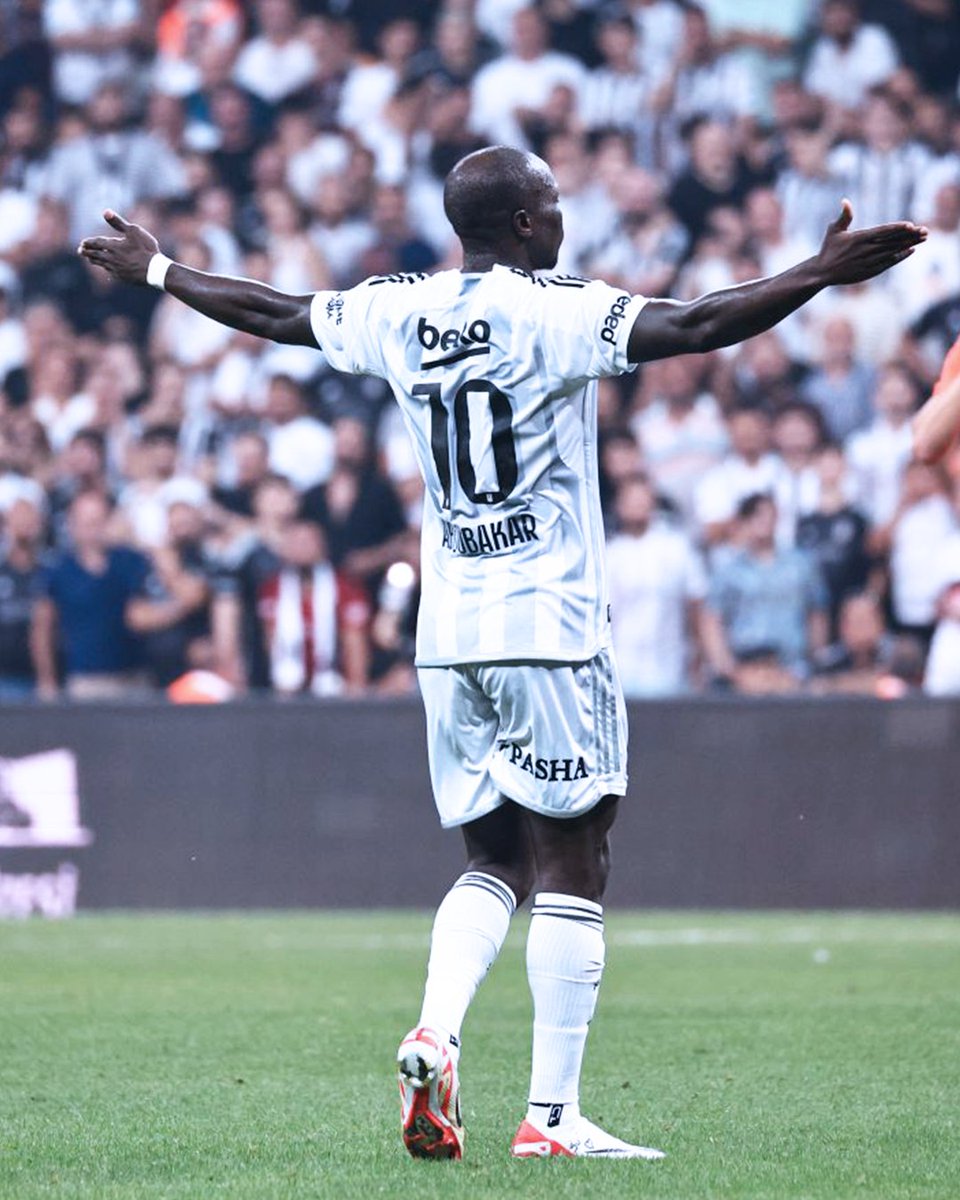 Conf_League's tweet photo. 🦅 Vincent Aboubakar 🥶

📸: @Besiktas || #UECL https://t.co/qIF34uNKfT