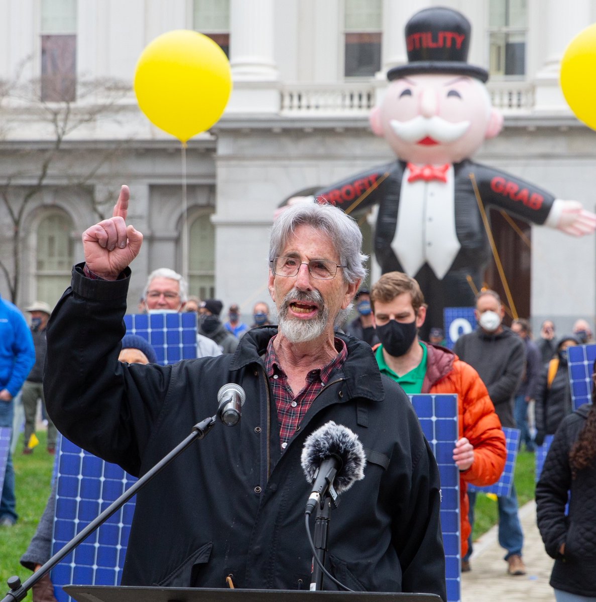 We are saddened to share that Al Weinrub passed away last night, very peacefully, with friends &amp; family by his side. His spirit and determination for justice lives on in the work we do. #CleanPowertothePeople #EnergyDemocracy 
¡Al Weinrub Presente!