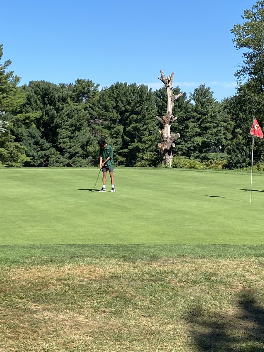FOREjfkgolf's tweet photo. Kennedy out here for the first match of the season! #GoLowCavs! @athletics_jfk @_JFKPrincipal https://t.co/MmJAAgYTZV