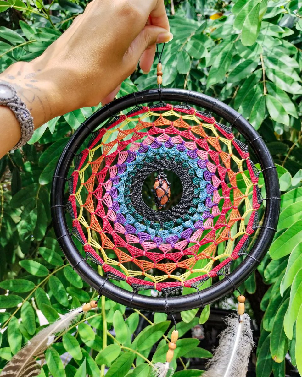 Filtro dos sonhos  arco íris 🌈

🌈Disponível!!
✨Pedra do sol centralizada
✨20cm de diâmetro
✨Argola de acrílico
✨Penas de pavão 

Me sigam no Instagram @artdassol.