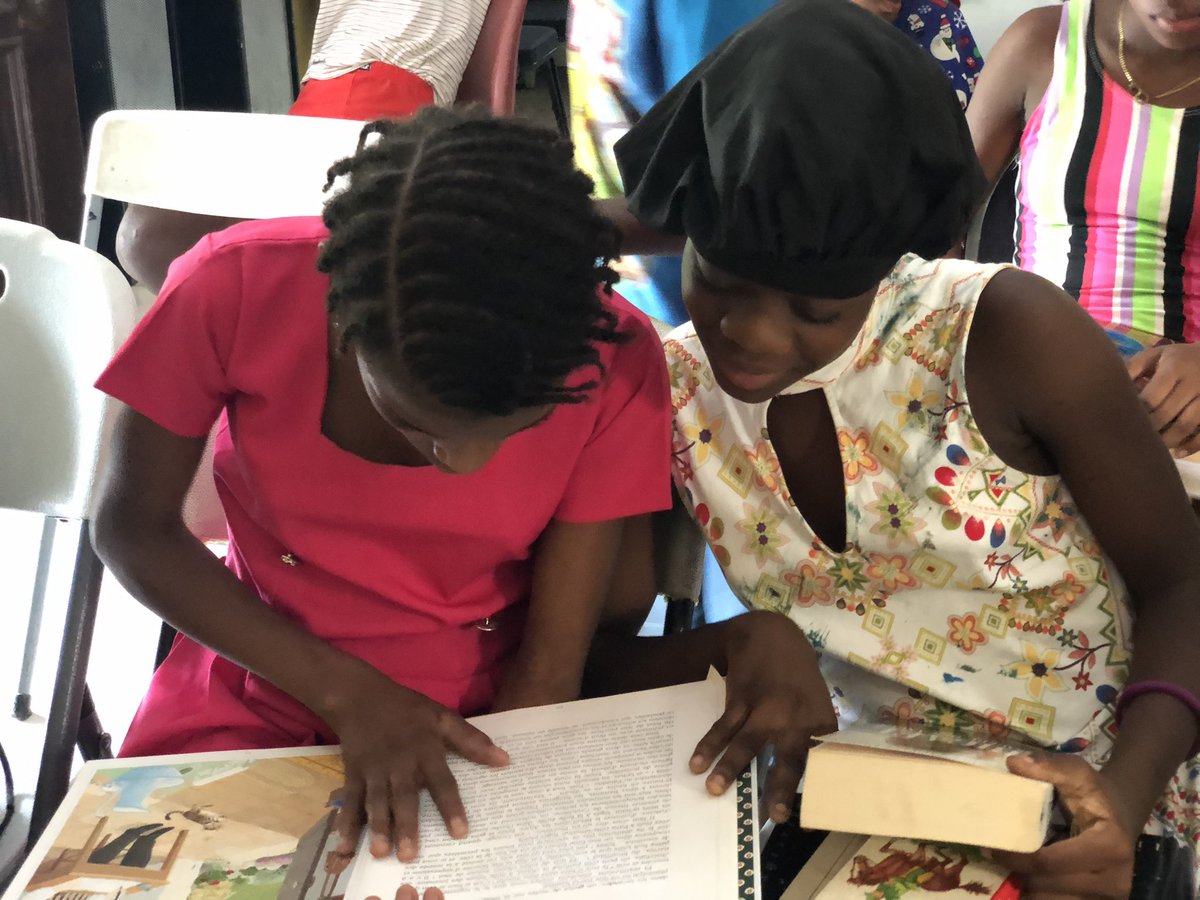 bouquetsdespoir's tweet photo. Distribution de plus de 2000 livres le vendredi 25 août au Foyer des Enfants et Jeunes aux fins d’insertion. Cette initiative rentre dans le cadre de notre mission d’encourager la lecture auprès des enfants et des jeunes. #Bouquetsdespoir #PourlesenfantsdHaiti #FEJI #Haiti https://t.co/USgenTFqoB