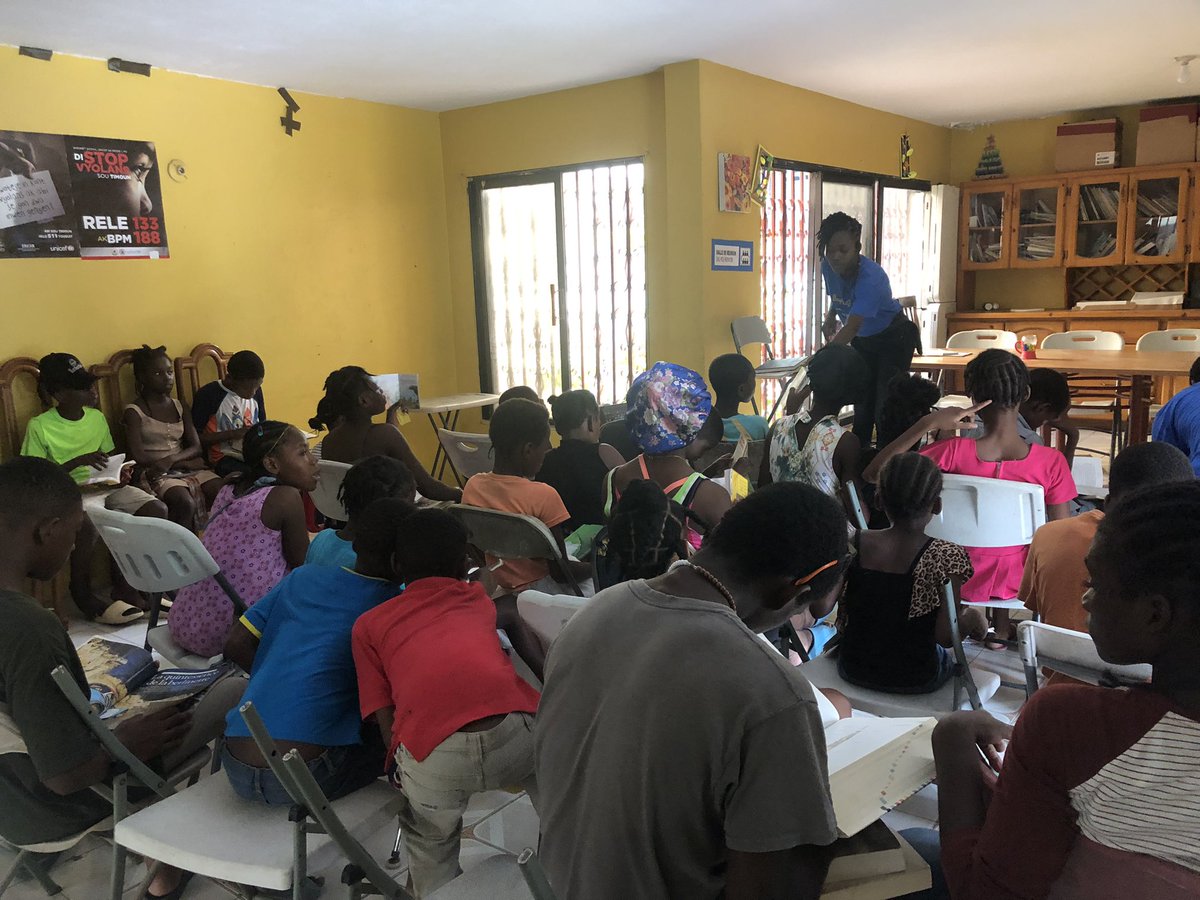 bouquetsdespoir's tweet photo. Distribution de plus de 2000 livres le vendredi 25 août au Foyer des Enfants et Jeunes aux fins d’insertion. Cette initiative rentre dans le cadre de notre mission d’encourager la lecture auprès des enfants et des jeunes. #Bouquetsdespoir #PourlesenfantsdHaiti #FEJI #Haiti https://t.co/USgenTFqoB