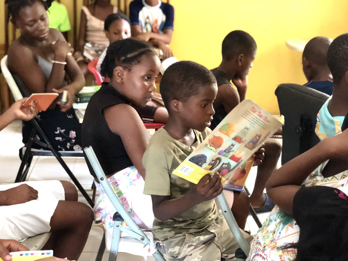 bouquetsdespoir's tweet photo. Distribution de plus de 2000 livres le vendredi 25 août au Foyer des Enfants et Jeunes aux fins d’insertion. Cette initiative rentre dans le cadre de notre mission d’encourager la lecture auprès des enfants et des jeunes. #Bouquetsdespoir #PourlesenfantsdHaiti #FEJI #Haiti https://t.co/USgenTFqoB