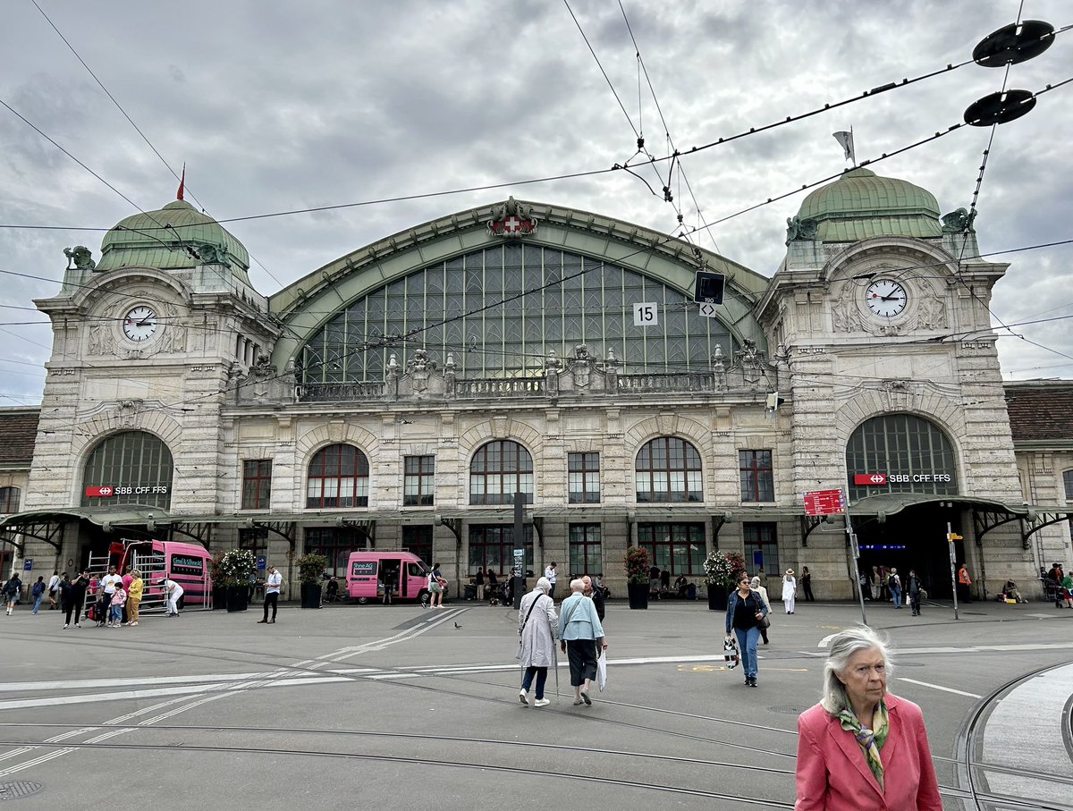 Prendre son sac à dos, son laptop et partir télé-travailler quelque part en Europe 🇪🇺 

#Basel #Bale #Switzerland #DigitalNomad