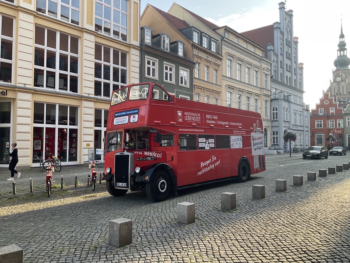 Morgen sind wir auf dem Fischmarkt in Greifswald und beraten zu Herz- und Kreislauferkrankungen . Unser Doppeldeckerbus ist schon da. Kommt vorbei und setzt ein Zeichen für eure Herzgesundheit! 💪 @UMGreifswald @dzhk_germany @YoungDZHK @uni_greifswald