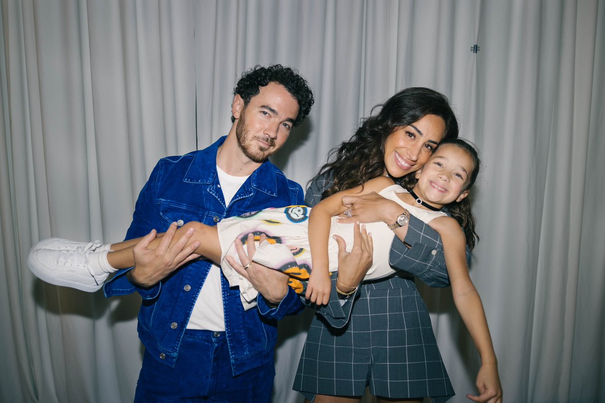 kevin jonas tweet media
