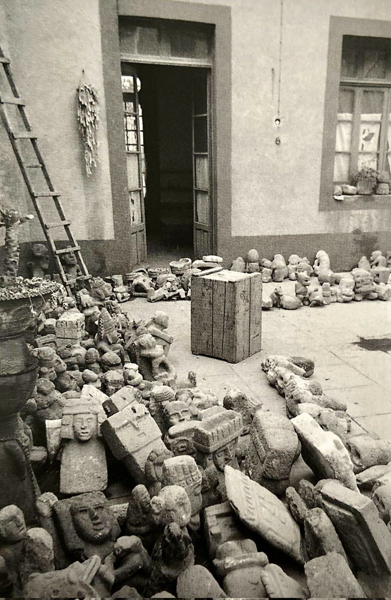 Lycaones's tweet photo. Aproximadamente en 1932 así se veía el patio de Diego Rivera. Estas piezas arqueológicas y muchas más ahora se encuentran en el museo Anahuacalli en la ciudad de México. https://t.co/6FIzKEJ25d