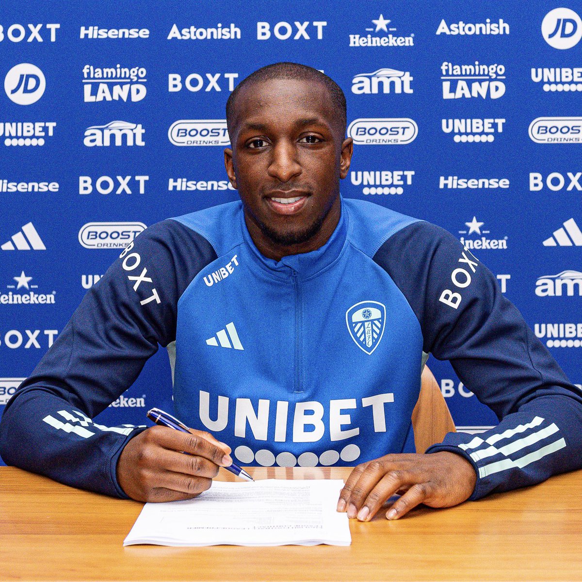 LUFC's tweet photo. 🇫🇮🔥 @GlenKamara4 https://t.co/Hxw6bJmu0L