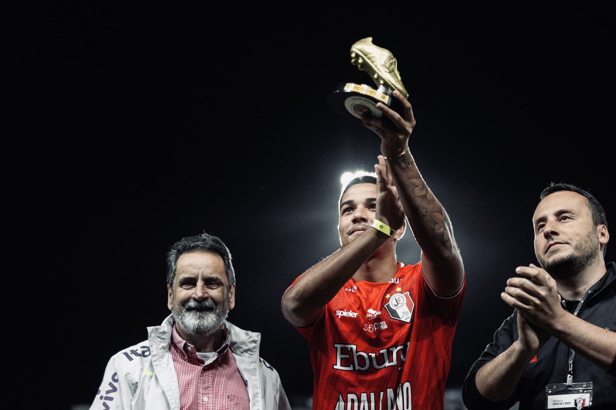 jec_online's tweet photo. Artilheiro! 🔥9️⃣

 Na noite de ontem, o atacante @_porto9 recebeu das mãos de Carlos Crispim, diretor de competições da FCF, e do presidente do JEC, Darthanhan de Oliveira, o troféu de artilheiro do Campeonato Catarinense sub-20.

O goleador Tricolor, de forma isolada com 11 gols, foi o que mais marcou na competição estadual. 

Porto foi liberado pelo departamento médico e estará a disposição do técnico Fabinho Santos para a próxima partida da equipe profissional.

📸 @BenoKuster 

#JogaJunto