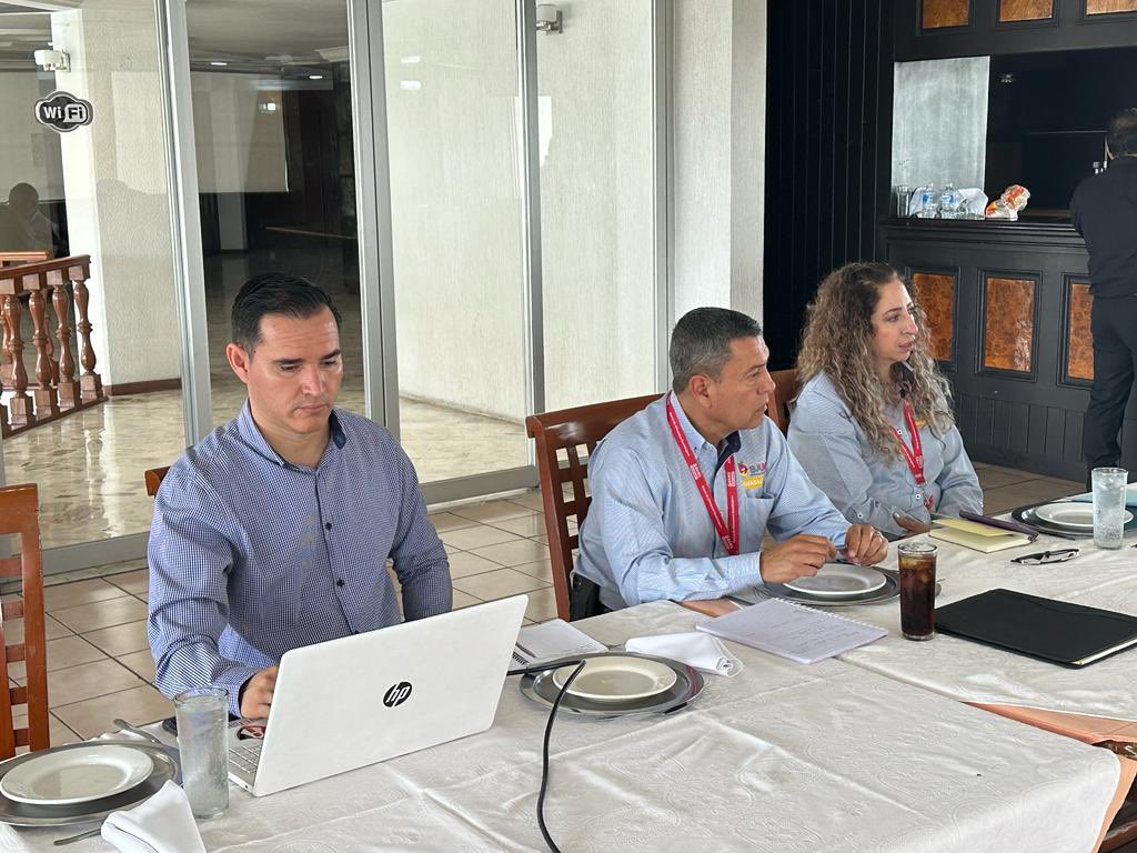 CDAAJalisco's tweet image. #AgendaCAJ🥘 | Participamos en una reunión con @BDAGDL y con la @ucmabastos , para dar continuidad a la construcción de un proyecto conjunto, encaminado a la recuperación de alimentos que no llegan al mercado, para sumarlos a las despensas que #BAMX reparte para…