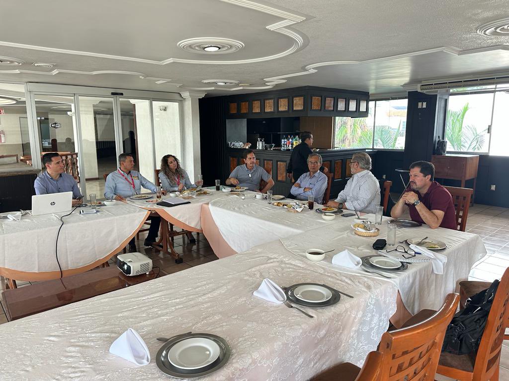 CDAAJalisco's tweet image. #AgendaCAJ🥘 | Participamos en una reunión con @BDAGDL y con la @ucmabastos , para dar continuidad a la construcción de un proyecto conjunto, encaminado a la recuperación de alimentos que no llegan al mercado, para sumarlos a las despensas que #BAMX reparte para…