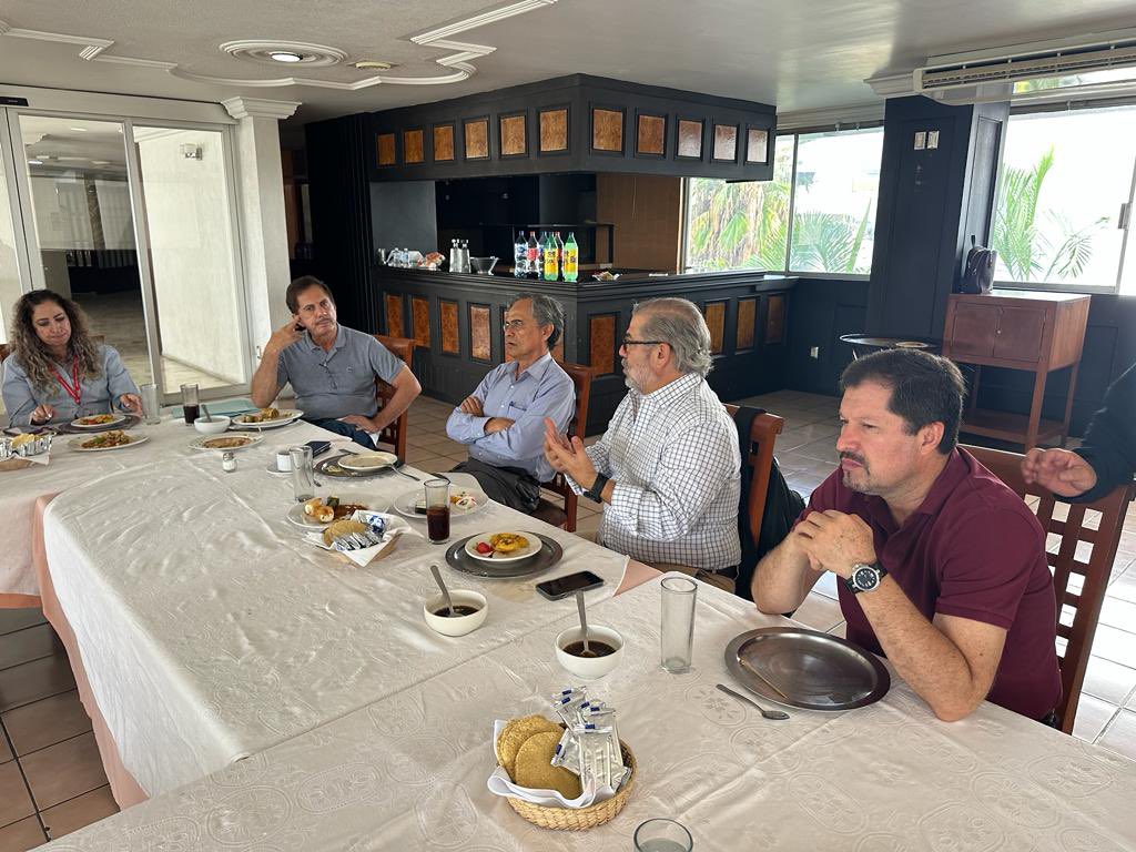 CDAAJalisco's tweet image. #AgendaCAJ🥘 | Participamos en una reunión con @BDAGDL y con la @ucmabastos , para dar continuidad a la construcción de un proyecto conjunto, encaminado a la recuperación de alimentos que no llegan al mercado, para sumarlos a las despensas que #BAMX reparte para…