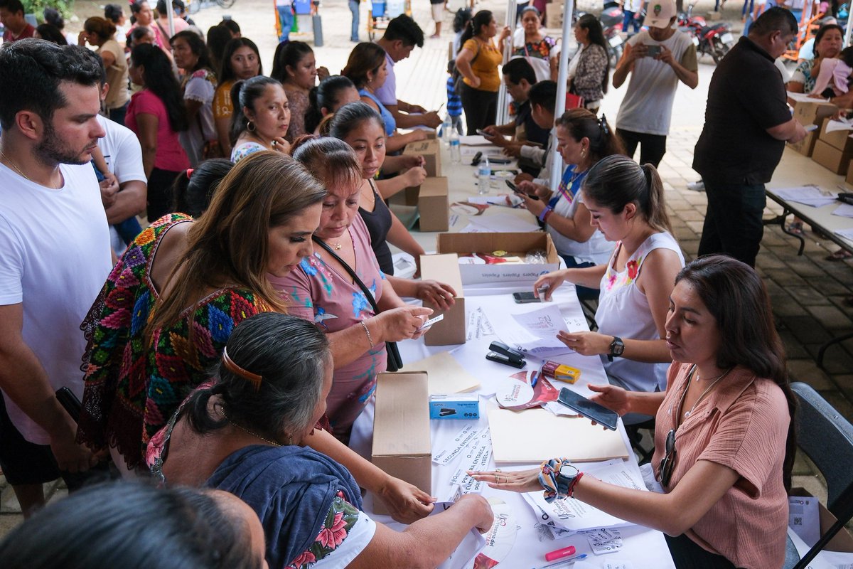 MaraLezama's tweet photo. En el corazón de la zona Maya, #FelipeCarrilloPuerto, pusimos en marcha el programa “Artesanas del Bienestar”, entregando, mano en mano, kits de material a más de 900 beneficiari@s, de los cuales, 423 son para bordado de hipiles y 479 para urdido de hamaca. 🪡 🧵 https://t.co/MxtbarnCAe