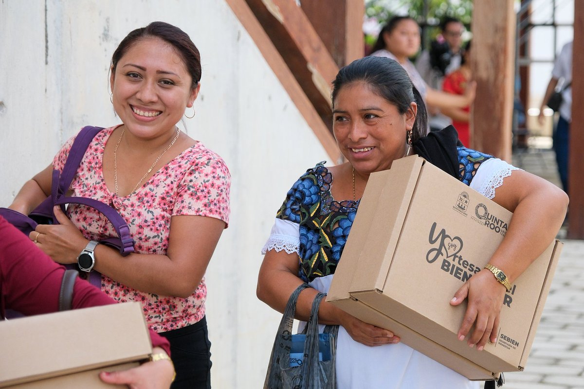 MaraLezama's tweet photo. En el corazón de la zona Maya, #FelipeCarrilloPuerto, pusimos en marcha el programa “Artesanas del Bienestar”, entregando, mano en mano, kits de material a más de 900 beneficiari@s, de los cuales, 423 son para bordado de hipiles y 479 para urdido de hamaca. 🪡 🧵 https://t.co/MxtbarnCAe