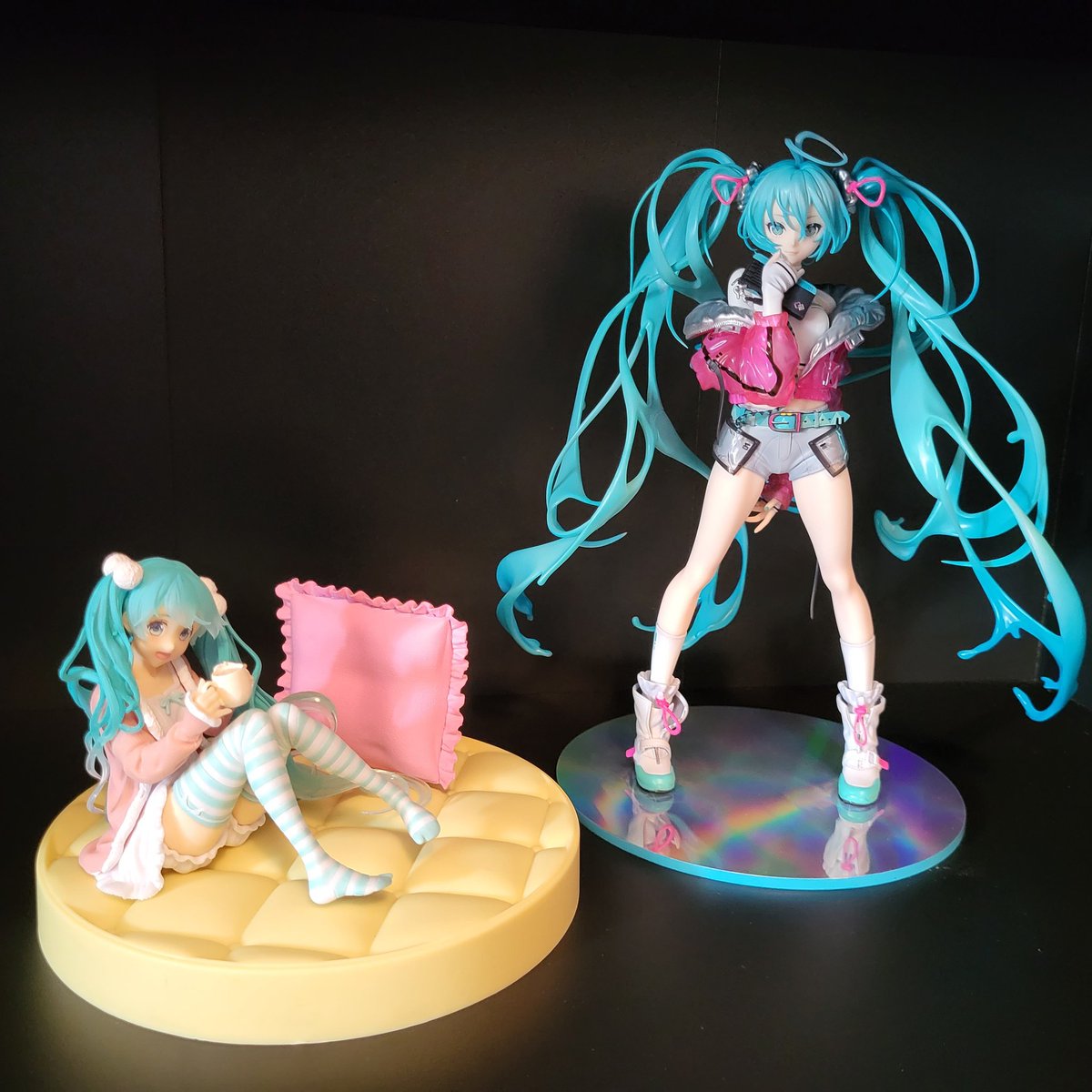 _mamavale's tweet image. From my 1st "Gateway Miku" to my "Big Girl Miku" figure!!  I've come so far 🤭🤣 Show me your Mikus 💙💚 #miku16th #HatsuneMiku #gatewaymiku #biggirlmiku #mikubirthday #BlameSilver