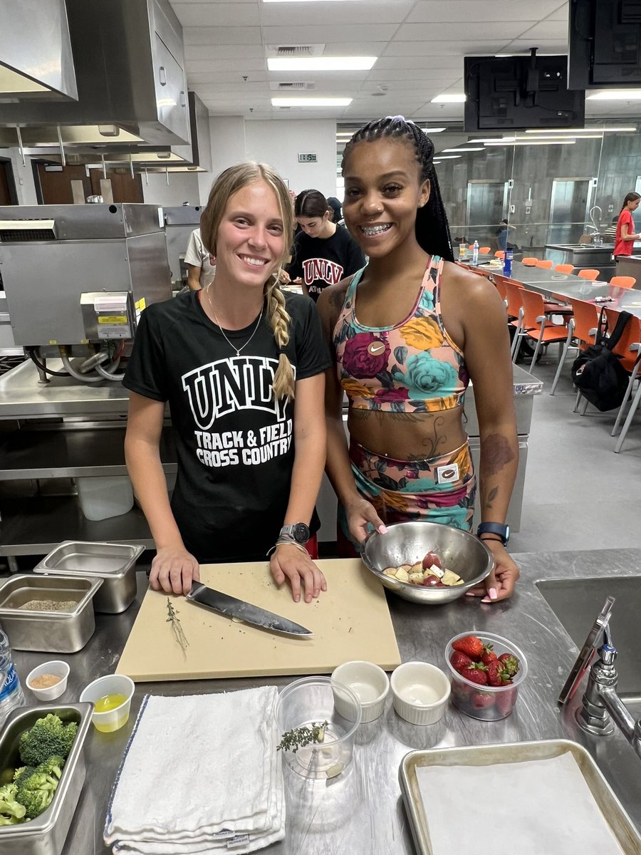 unlvtfxc's tweet photo. Team bonding in the kitchen for back-to-school week. Great way to show the importance of healthy fueling, which helps athletes with prevention and recovery!!
#CookingInTheKitchen #BrickBy🧱 #BackToSchoolWeek https://t.co/uFZiOvi3wc