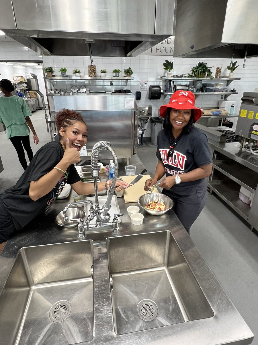 unlvtfxc's tweet photo. Team bonding in the kitchen for back-to-school week. Great way to show the importance of healthy fueling, which helps athletes with prevention and recovery!!
#CookingInTheKitchen #BrickBy🧱 #BackToSchoolWeek https://t.co/uFZiOvi3wc