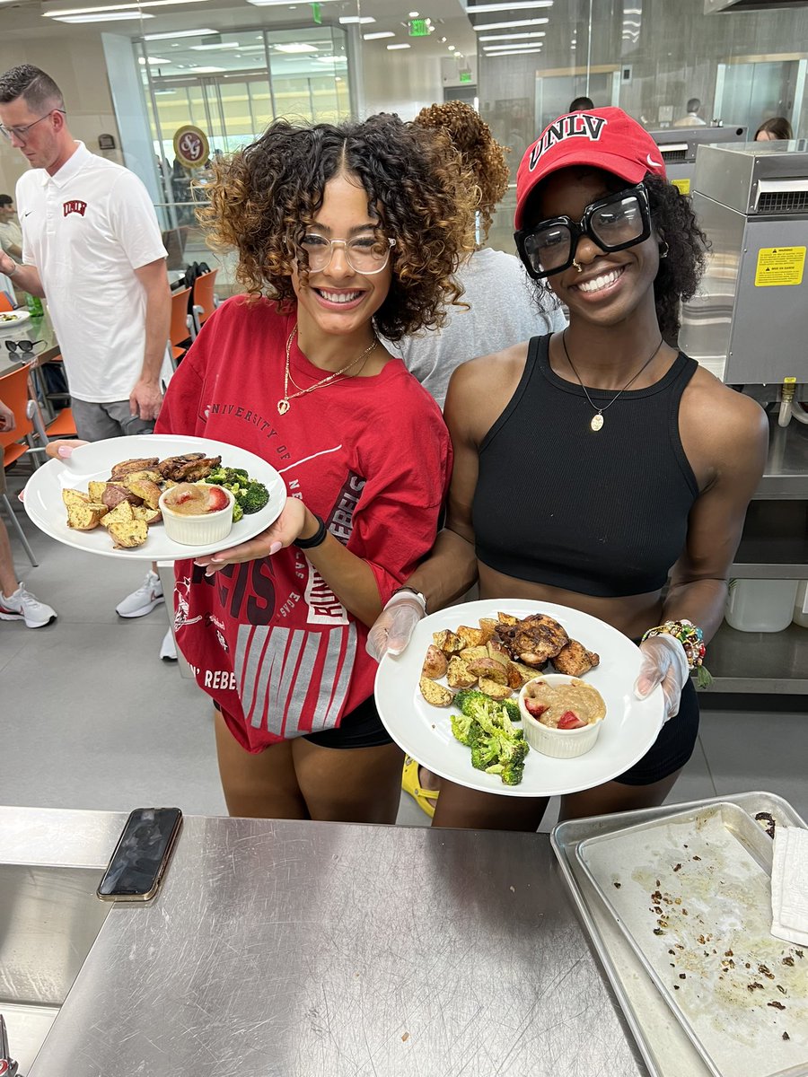 unlvtfxc's tweet photo. Team bonding in the kitchen for back-to-school week. Great way to show the importance of healthy fueling, which helps athletes with prevention and recovery!!
#CookingInTheKitchen #BrickBy🧱 #BackToSchoolWeek https://t.co/uFZiOvi3wc
