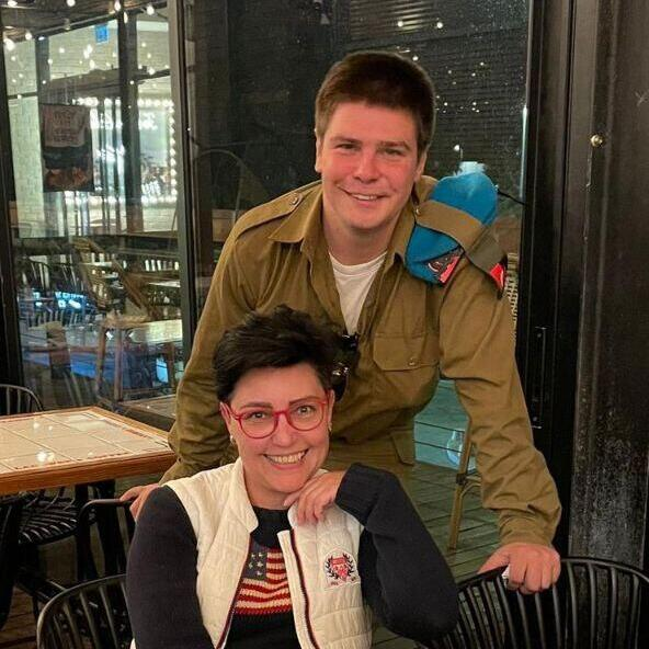 Il s'appelait Maxime, il avait 20 ans.

Il avait sauvé la vie d'un enfant de 12 ans en faisant un don de moelle osseuse.

Il avait émigré en #Israël et servait dans Tsahal loin de ses parents restés en Ukraine. Il faisait partie de ces nombreux "soldats seuls", qui vivent loin de