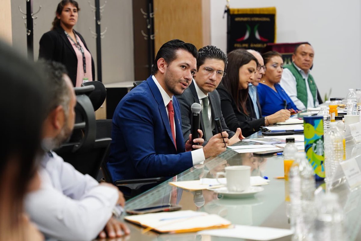 PlaneacionHgo's tweet photo. Hidalgo tiene una posición privilegiada por su cercanía con el #AIFA, aseguró @mtellov, titular de la #UPLAH en la reunión del Consejo Consultivo del Aeropuerto Internacional Felipe Ángeles. Planteó proyectos estratégicos que conecten al #AIFA con la #ZonaMetropolitanaDePachuca. https://t.co/tOAA0WDj5B