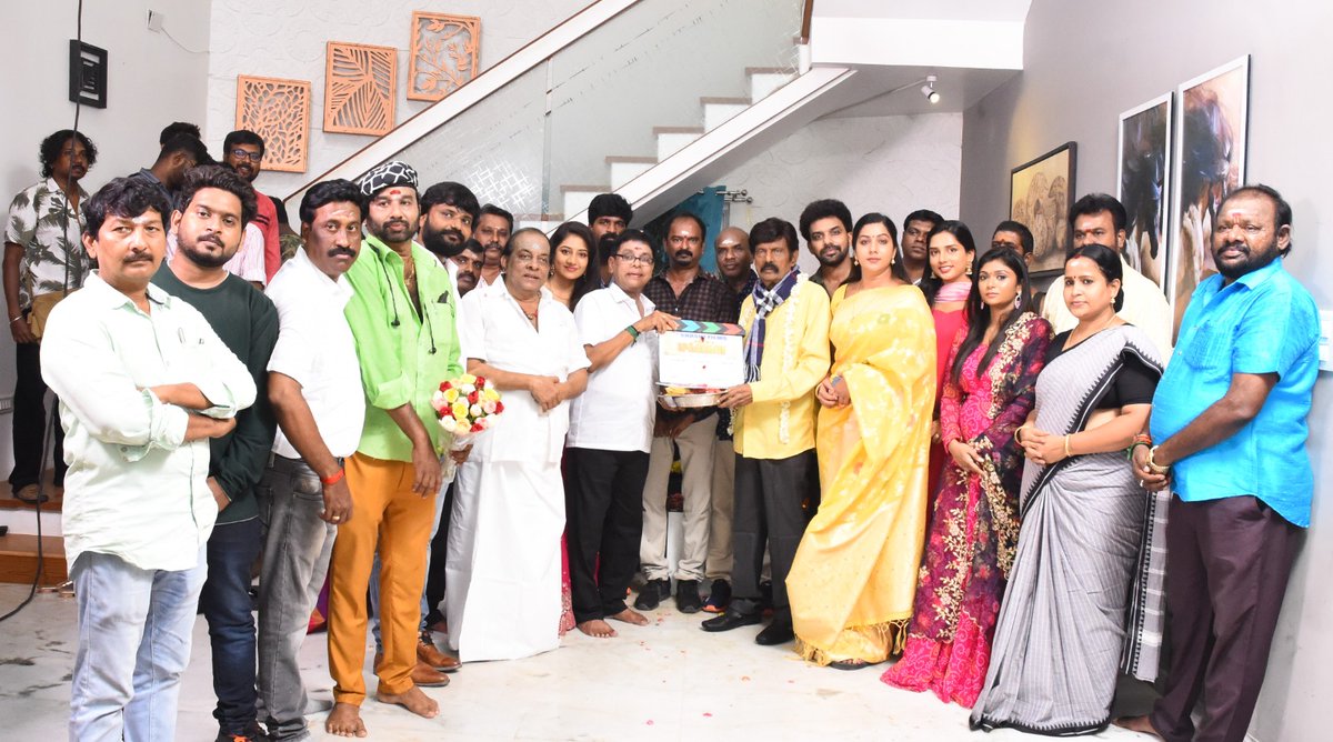 RoyalexpressT's tweet photo. Moments from the #Goundamani starrer #OthaVotuMuthaiya Pooja
Directed by @sairajagopal99 and produced by #ShashiFilms
Co-produced by #KovaiLakshmiRajan
Shooting in Progress..
#கவுண்டமணி #ஒத்தஓட்டுமுத்தையா
@dop_hector @drt_art @SPRSethupathi @onlynikil https://t.co/DYka98WWp6