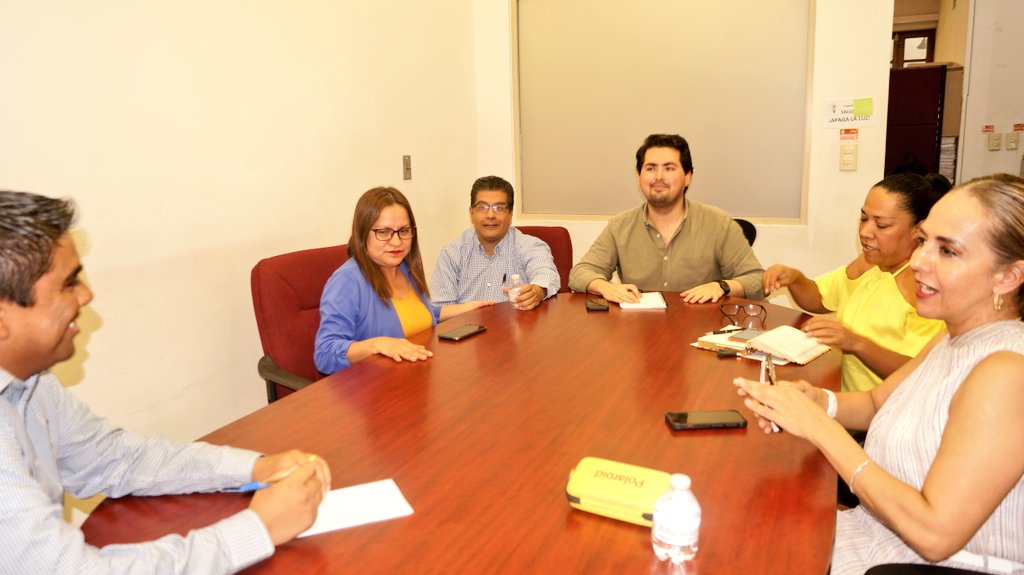 En Palacio de Gobierno la secretaria <a href="/Tessygb/">Tessy Guajardo</a> se reunió con personal de la Consejería Jurídica para revisar el proceso de entrega-recepción. #FuerteCoahuilaEs