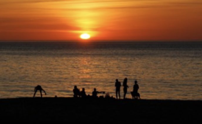 meiganalua's tweet photo. #Amigos al #atardecer en la #playa de #
#Queiruga

 #hacerfotos #fotografia #sunsetphotography  #sunsets #photooftheday #photography  #ThePhotoHour #StormHour https://t.co/agTrZDDpUm