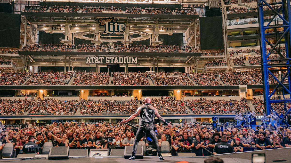 5FDPChrisKael's tweet photo. Cracking craniums and smashing stadiums. #ShitYesSon #GigLife #Kael316 #KaelSmash #Namaslay #ForTheLadies #AndSomeOfTheFellasToo (๐ธ by @acremedia) https://t.co/iRnv4spX8h https://t.co/kuT9s1FY3N