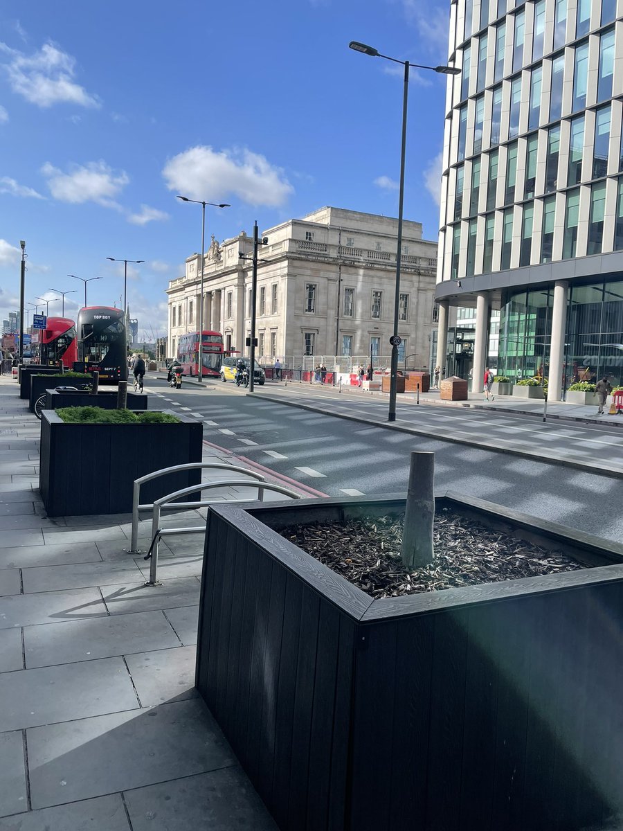 MarekRob1's tweet photo. @BBCBreakfast, @SadiqKhan,@savelondontrees, @LondonLive, @Londonist 
Why someone cut down those trees by London Bridge ( North side) https://t.co/b5PR3h72H6