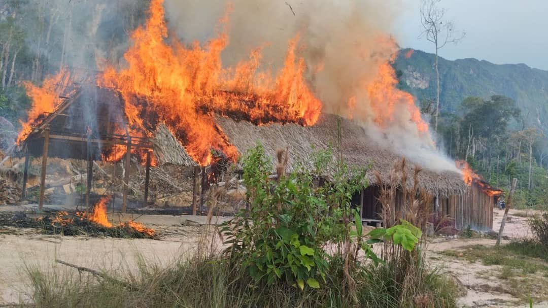 dhernandezlarez's tweet photo. Comandante de @carabobozodi45 presente en Yapacana con 14 URRAS de Combate, inhabilitando campamentos de minería ilegal en el sector asignado en el Parque Nacional Yapacana, haciendo cumplir la soberanía nacional y el respeto al ordenamiento jurídico territorial ! 
Ningún interés depredador estará por encima de los intereses superiores del Estado ! 

#OperacionAutana2023 
#IntegrarEsVencer
