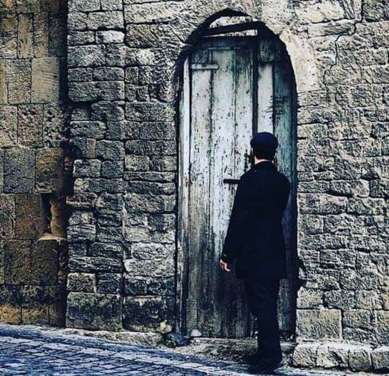 لا تسأل الدار عمّن كان يسكنها
الباب يُخبِر أن القوم قد رحلوا