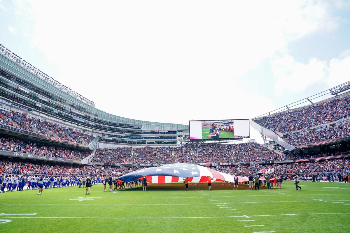 At our last game, #DaBears were honored to host, Randall S., a Vietnam War veteran from A Safe Haven as our #CommunityConnections guest brought to you by @jewelosco. #BUFvsCHI